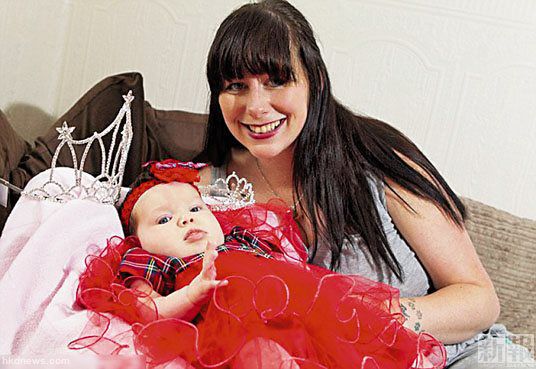 柯林斯在女兒盧娜6個月大時，便讓女兒參加選美。