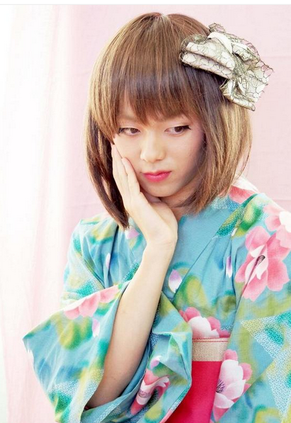 日本男子學(xué)校舉辦“?；ā贝筚?參賽者須男扮女裝