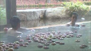 一個(gè)個(gè)蘋果漂浮在浴槽內(nèi)（NHK網(wǎng)頁截圖）。