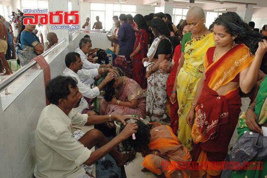 亮瞎眼！印寺廟朝圣日每天為2萬人剃光頭