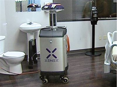 可通過發(fā)射紫外線對房間消毒的機器人。