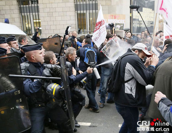 　　當(dāng)?shù)貢r間2014年11月27日，法國巴黎，法國農(nóng)民帶綿羊在埃菲爾鐵塔附近抗議，要求環(huán)保部門采取有效措施解決狼群襲擊羊群問題。　圖片來源：TRICK KOVARIK/CFP