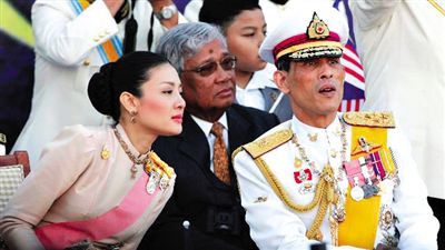 蒙西拉米左與哇集拉隆功王儲右一同參加活動。