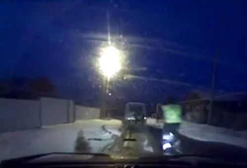 警車追逐中仍未追上可疑汽車，此時(shí)令人震驚的一幕出現(xiàn)，一名警察從警車中跳出來(lái)，向可疑車輛跑去。