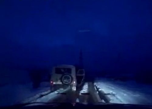 　　警察成功打開(kāi)可疑汽車的車門(mén)并登上汽車，司機(jī)見(jiàn)狀立即停車及棄車逃走，警察則下車?yán)^續(xù)追捕司機(jī)。