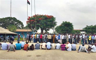 19日，安哥拉一檢查點抓扣大量外國人并查驗證件。