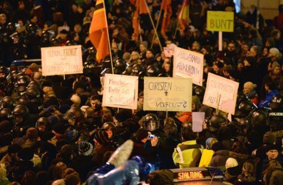 示威人群打出標(biāo)語。