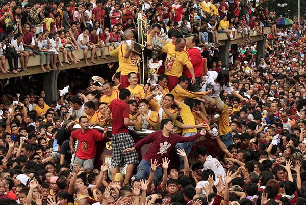 2011年“黑耶穌節(jié)”上，無(wú)數(shù)信徒希望觸摸到黑色耶穌雕像。