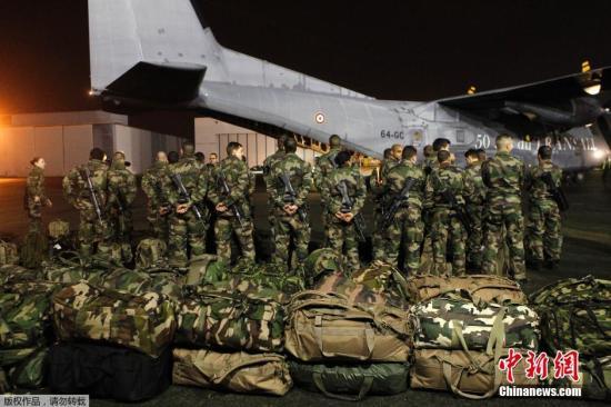 當(dāng)?shù)貢r間1月7日，法國軍人抵達(dá)巴黎布爾歇機場。他們將被部署在巴黎，以增強巴黎市的安保力量。