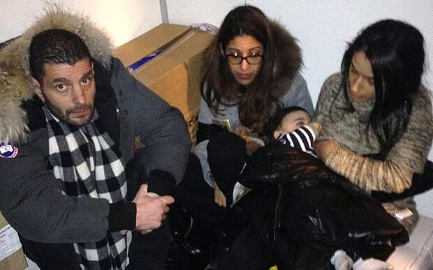 照片顯示了部分人質(zhì)躲藏于冷藏室中的情景。