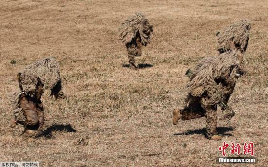 資料圖：當(dāng)?shù)貢r間2015年1月11日，日本船橋市，日本自衛(wèi)隊進(jìn)行新年軍演，大約500名軍人和24架飛機(jī)參與了本次演習(xí)。 視頻：日本敲定史上最大規(guī)模國防預(yù)算費(fèi)來源:央視軍事農(nóng)業(yè)