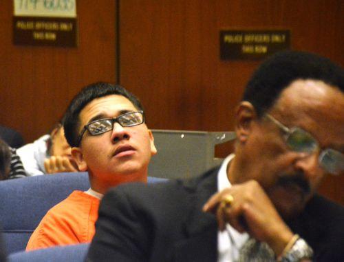 嫌犯奧丘阿（后）與嫌犯卡門的公辯律師漢彌爾頓在初審法庭上。