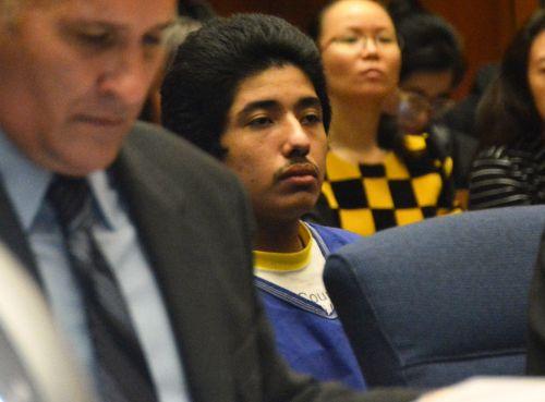 嫌犯卡門（中）在初審法庭上。（僑報網(wǎng)：圖片由法庭指定攝影師提供）