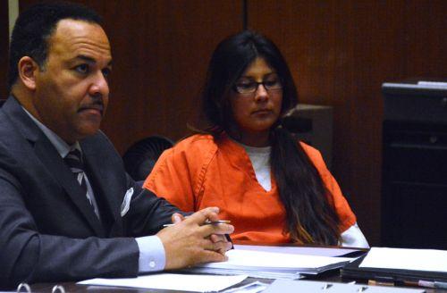 嫌犯卡門（中）在初審法庭上。（僑報網(wǎng)：圖片由法庭指定攝影師提供）