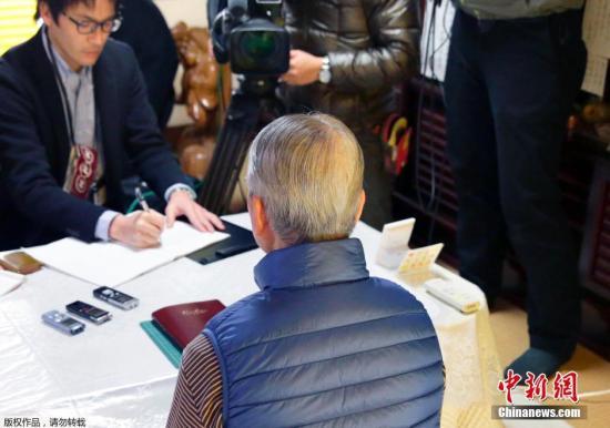 當(dāng)?shù)貢r(shí)間1月25日，日本千葉市，日本遭“伊斯蘭國(guó)”綁架人質(zhì)湯川遙菜的父親接受媒體采訪。伊斯蘭國(guó)武裝(IS)24發(fā)布視頻顯示，其中一位被綁架日本人質(zhì)湯川遙菜(Haruna Yukawa)已經(jīng)被該組織殺害。日本政府表示將驗(yàn)證視頻的真實(shí)性。 視頻：關(guān)注日本人質(zhì)事件：極端組織視頻顯示一人質(zhì)已遭殺害來源:央視新聞