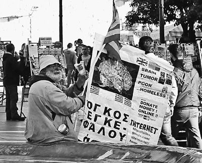 自債務(wù)危機爆發(fā)以來，希臘承諾實施以減薪、增稅、裁員和私有化為主要內(nèi)容的緊縮和改革政策。一系列的緊縮措施使民眾生活受到嚴重影響，約1/4的家庭陷入貧困。圖為今年1月希臘大選期間，在雅典市中心國會大廈前廣場乞討的老人。