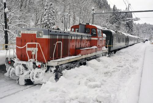 JR一臥鋪特急列車，因大雪在JR奧羽線津輕湯站附近拋錨，約130名乘客不得不在車上過夜。