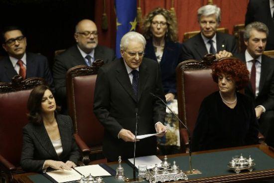 意大利新當(dāng)選總統(tǒng)塞爾焦·馬塔雷拉(中)。