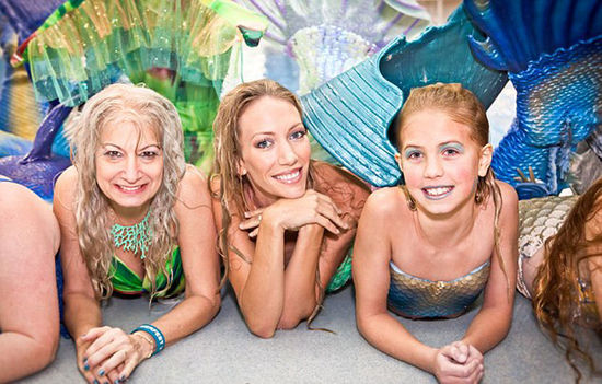 一年一度的Merfest大會在美國凱里舉行，數(shù)百男女齊聚那里慶祝成為“人魚”。（網(wǎng)頁截圖）