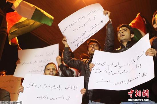 約旦軍方宣布，被極端組織“伊斯蘭國”劫為人質(zhì)的飛行員卡薩斯貝已遭殺害，憤怒的抗議群眾聚集首都安曼。 視頻：約旦政府談人質(zhì)遇害：一定會做出強有力回?fù)魜碓?央視新聞