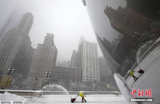 當(dāng)?shù)貢r(shí)間2015年2月1日，美國芝加哥，當(dāng)?shù)赜瓉斫穸顝?qiáng)降雪。