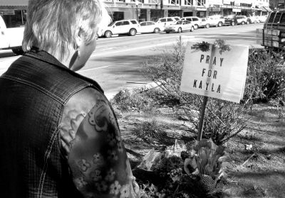 2月10日，美國(guó)亞利桑那州，民眾獻(xiàn)花悼念遇難的美國(guó)人質(zhì)米勒。圖/東方IC