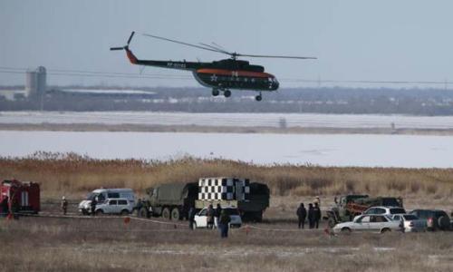 圖片說(shuō)明：當(dāng)?shù)貢r(shí)間2月11日，一架俄羅斯蘇—24轟炸機(jī)在著陸過(guò)程中墜毀，救援人員正在偵察失事區(qū)域。(