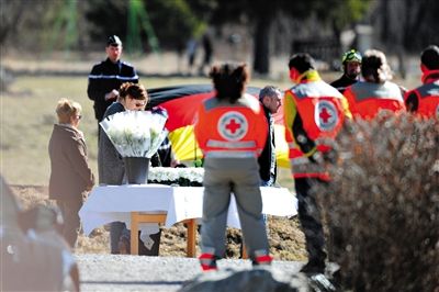 29日，法國塞訥鎮(zhèn)，搜救人員和遇難者家屬一同向遇難者致哀。