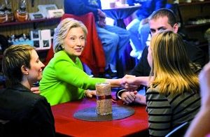 在宣傳片中，希拉里熱情地與三名“普通美國(guó)人”交談。