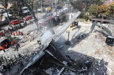 7月1日，搜救人員在印尼軍機墜毀現(xiàn)場進行搜救和清理工作。