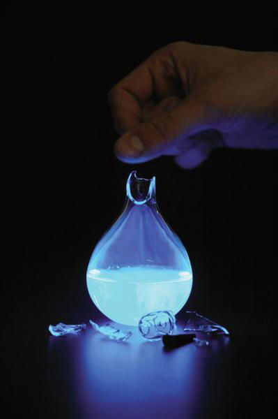 荷蘭藝術(shù)家發(fā)明人血燃料燈，一滴血照亮整間房。圖片來源：新加坡《聯(lián)合早報》網(wǎng)站