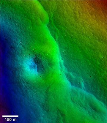 不只月球引力影響地球，科學(xué)家借由月球表面數(shù)千的裂縫推斷，地球引力似乎正對月球表面造成嚴(yán)重影響