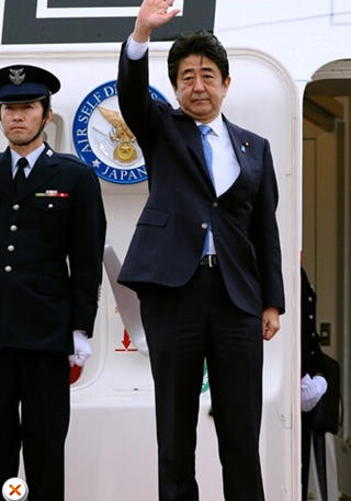 安倍在機場告別，面色凝重