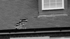 被砸出的洞。