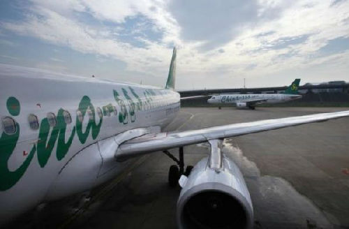 資料圖片：上海虹橋機場停靠的一架春秋航空客機。（圖片來源：路透社）