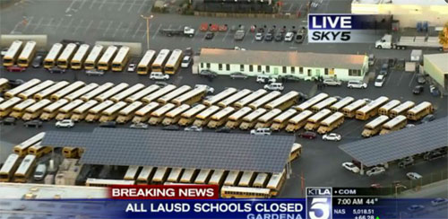 圖：美國KTLA電視臺直播畫面顯示，洛杉磯聯(lián)合學區(qū)校巴已被叫停，家長被通知暫不能送孩子上學。
