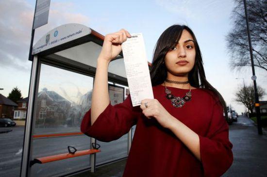 事發(fā)當(dāng)時(shí)薩迪克并未帶任何身份證件，無(wú)法證實(shí)自己真的只有15歲，百口莫辯的她，最后只好在全車(chē)乘客的注目下被趕下車(chē)和罰款，被迫走路回家。