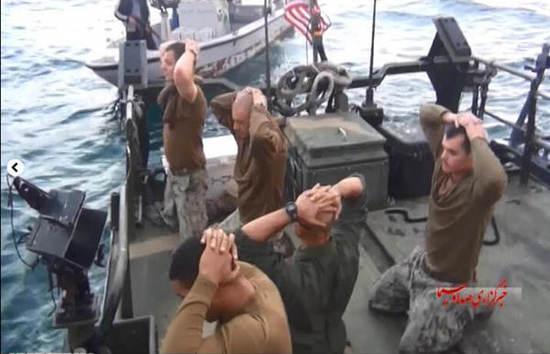 圖為美國大兵雙手抱頭，跪地道歉。