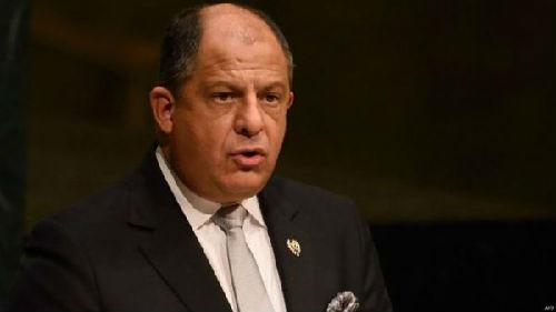 哥斯達(dá)黎加總統(tǒng)路易斯·索利斯表示，政府亟需資金因應(yīng)財(cái)政赤字，但中國提供10億美元貸款的時(shí)機(jī)仍未成熟。（圖片來源：英國廣播公司網(wǎng)站）