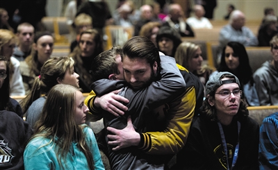 2月21日，美國密歇根州卡拉馬祖縣，連環(huán)槍擊案發(fā)生后，民眾在教堂禱告。