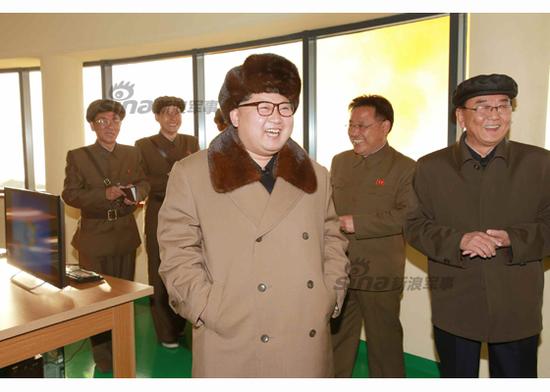 金正恩現(xiàn)場指導(dǎo)工作。