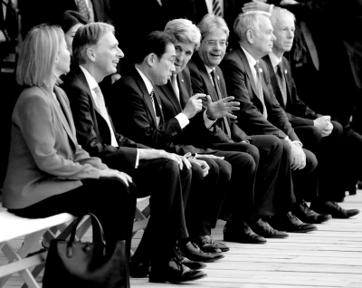 10日，七國(guó)外長(zhǎng)觀看日本傳統(tǒng)歌舞表演期間，美國(guó)國(guó)務(wù)卿克里與日本外相岸田文雄在交頭接耳