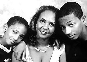 謝赫（右）和弟弟馬哈茂德（左）與母親合影。