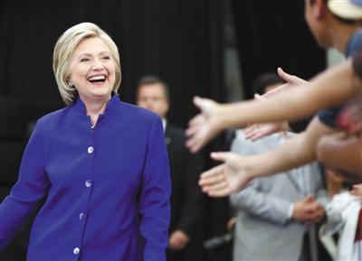 當(dāng)?shù)貢r(shí)間6日，美國(guó)加利福尼亞州長(zhǎng)灘市，心情大好的希拉里與支持者互動(dòng)。 圖/CFP
