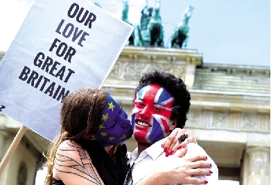 一對情侶用行動支持“留歐”。