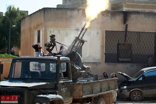 圖為反對派向政府軍的戰(zhàn)機開火。