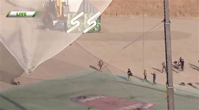 艾金斯成功落到一個(gè)1/3足球場(chǎng)大小的安全網(wǎng)上。