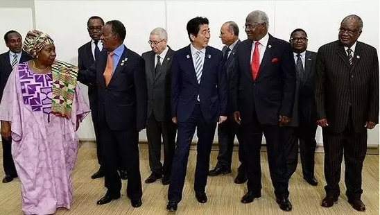 安倍此去肯尼亞是為了出席日本政府主導(dǎo)的第六屆非洲開發(fā)會議。此次會議通過了內(nèi)羅畢宣言：主要內(nèi)容包括，促進(jìn)經(jīng)濟(jì)多元化，通過產(chǎn)業(yè)化推動經(jīng)濟(jì)結(jié)構(gòu)改革;促進(jìn)保障高品質(zhì)的保健系統(tǒng);促進(jìn)保障共同繁榮的社會安定。