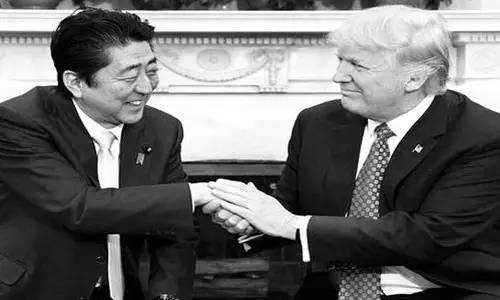 本來(lái)來(lái)訪者還應(yīng)包括墨西哥總統(tǒng)培尼亞·涅托的。但特朗普簽署行政令稱要在美國(guó)和墨西哥之間建墻，還要向墨西哥出口到美國(guó)的商品加征20%關(guān)稅的行為惹怒了墨西哥人。