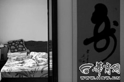 昨日，徐萬發(fā)躺在自家床上，鼻子插著氧氣管 記者張杰攝